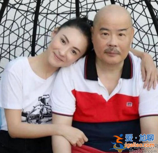 张柏芝母亲首次曝光正面照！混血母亲颜值不输明星 亲弟颜值更是帅气