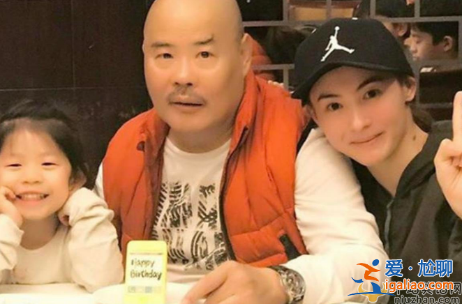 张柏芝母亲首次曝光正面照！混血母亲颜值不输明星 亲弟颜值更是帅气