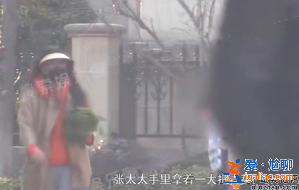 张颂文妻子正面照曝光！身材高挑颜值出众 手捧青菜招待“唐小龙”