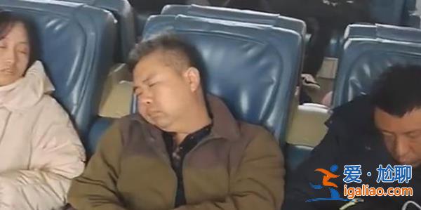 泰山站候车乘客集体呼呼大睡，一看刚从泰山下来[泰山]？