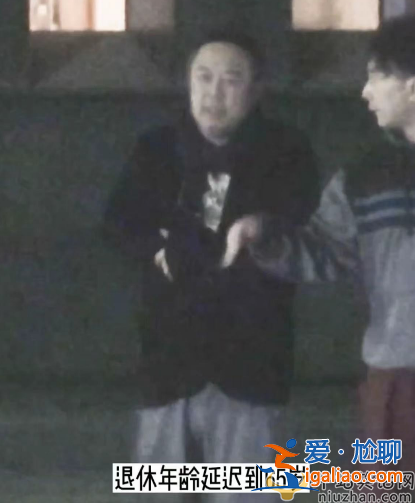 张铁林近况曝光!吞云吐雾似老烟枪 张铁林为什么要加入英国国籍
