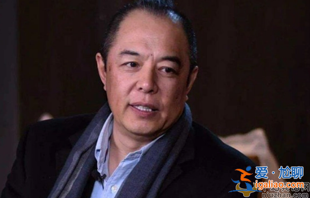 张铁林近况曝光!吞云吐雾似老烟枪 张铁林为什么要加入英国国籍