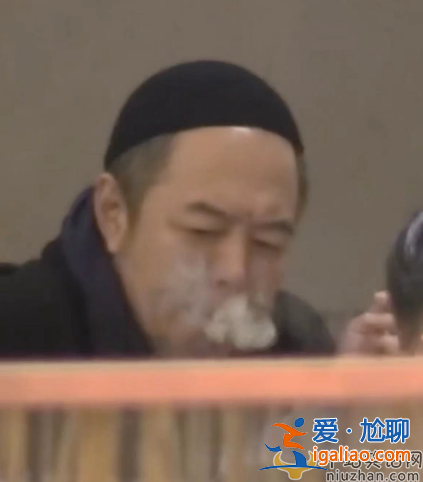 张铁林近况曝光!吞云吐雾似老烟枪 张铁林为什么要加入英国国籍