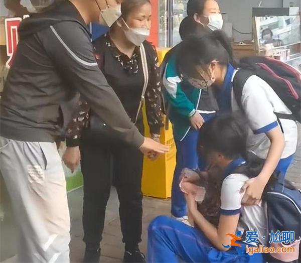 老人捡钱拒绝归还女孩崩溃下跪？