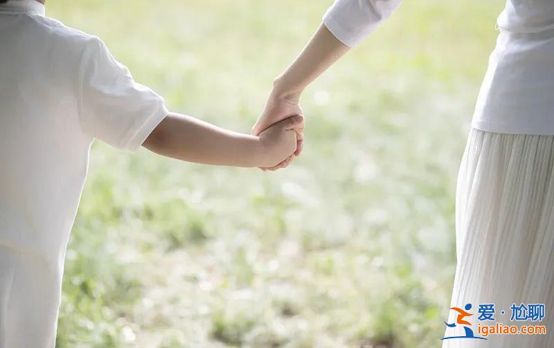 儿子被围殴 给打人者处分是底线？