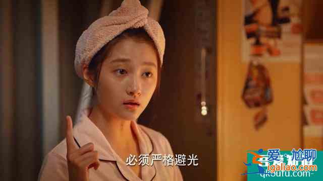 欠钱不还，蹭吃蹭喝，关晓彤《二十不惑》究竟窥探了多少我们生活？
