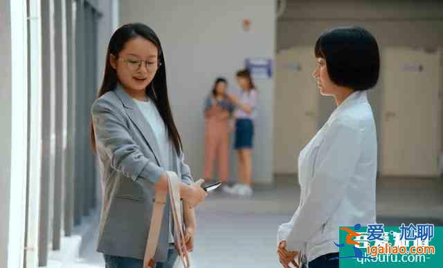 欠钱不还，蹭吃蹭喝，关晓彤《二十不惑》究竟窥探了多少我们生活？
