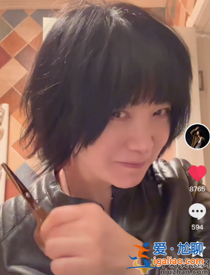 斯琴格日乐状态曝光!素颜出镜挥舞剪刀 网友质疑精神出了问题