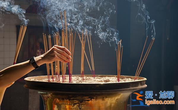 与其忧心年轻人上香 不如关心他们在“求”什么？