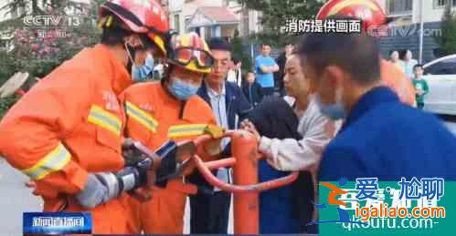 太惊心！小孩被大人挂在峭壁上拍照！网友：这是“隐秘的角落“看多？