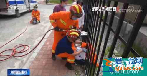太惊心！小孩被大人挂在峭壁上拍照！网友：这是“隐秘的角落“看多？