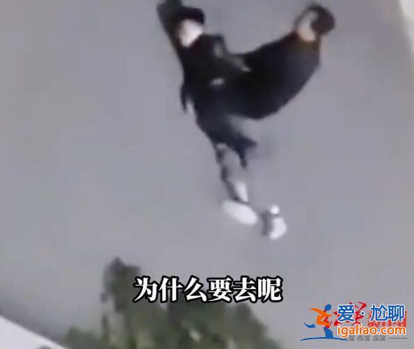 广西一学生点“外卖”被按在地上训斥？目击学生发声 校长称一经查实必从重处理？