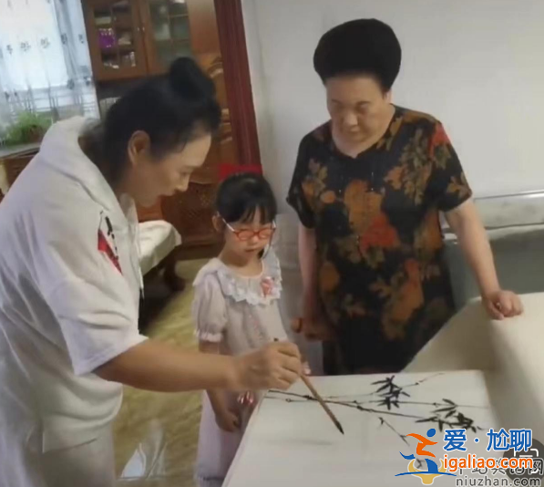 伊能静婆婆带孙女学国画，米粒清晰正脸曝光，颜值逆袭丹凤眼吸睛