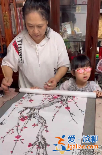 伊能静婆婆带孙女学国画，米粒清晰正脸曝光，颜值逆袭丹凤眼吸睛