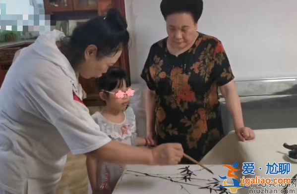 伊能静婆婆带孙女学国画，米粒清晰正脸曝光，颜值逆袭丹凤眼吸睛