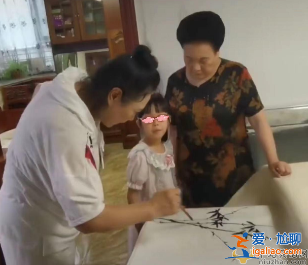 伊能静婆婆带孙女学国画，米粒清晰正脸曝光，颜值逆袭丹凤眼吸睛