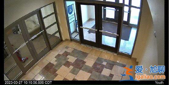 女子持步枪疯狂扫射楼门 穿黑背心四处找人？