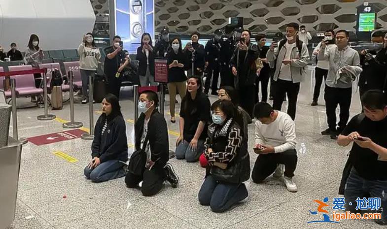深圳暴雨致航班取消 旅客跪求起飞情绪崩溃? 深圳暴雨致航班取消 旅客跪求起飞情绪崩溃?