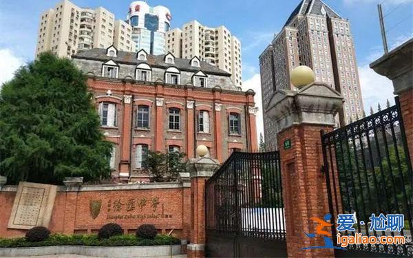 女生戴假发进入男浴室偷拍被发现 教育局回应正在调查？