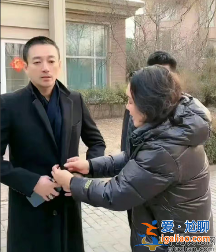 汪小菲深夜直播痛哭，被孟贺威胁要爆多个黑料，母子情深疑为演戏