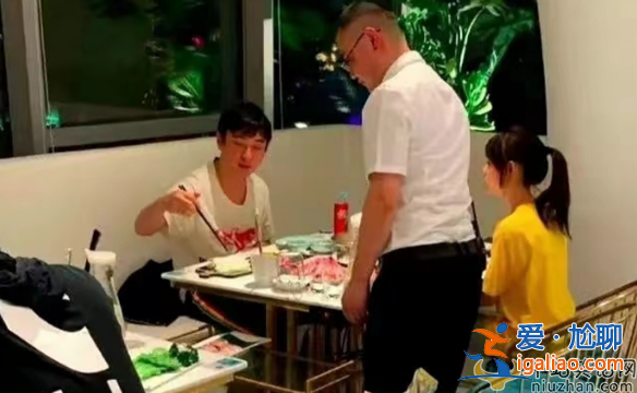 王思聪和小肉安分手了吗?王思聪带新女友吃火锅 女方颜值撞脸章泽天
