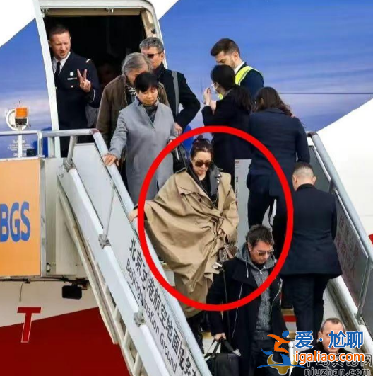 巩俐最新近况曝光!夫妇坐法总统专机回国 与马克龙前行太友善