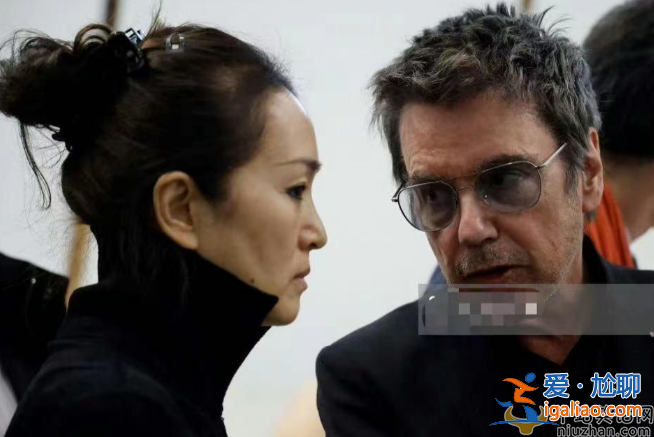 巩俐最新近况曝光!夫妇坐法总统专机回国 与马克龙前行太友善