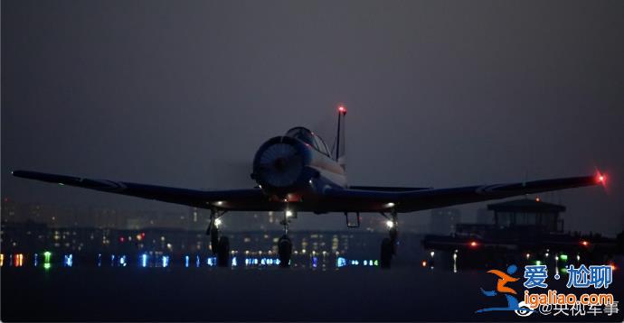 空军首批双学籍女飞完成夜航单飞？