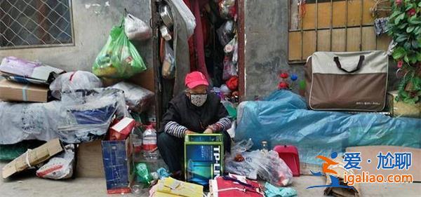 89岁爷爷收废品照顾110岁父亲的生活起居[长寿老人]？