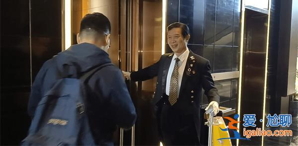 72岁老人在酒店做门童20多年，会说5个国家的问候语[酒店门童]？
