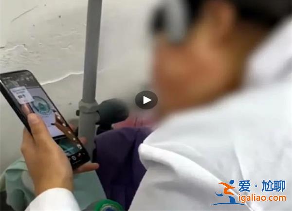 做实验将硫酸蹭到脸上 女子不慌不忙淡定冲水？
