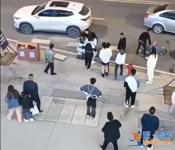 湖南一男子当街强吻并踹飞女孩？