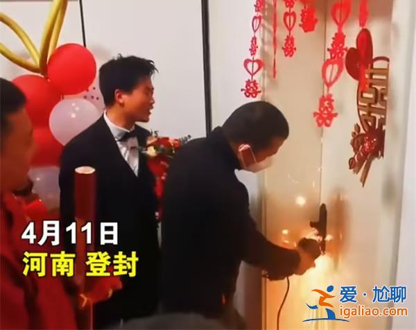 接亲现场用角磨机切割新娘房间门锁[角磨机]？