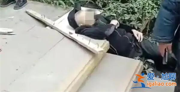 男孩扔木块砸死老人，男孩儿父母却称无钱赔偿[赔偿]？