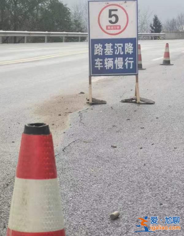 女子骑摩托时遇沉降路段摔倒遭后车碾压身亡 被认定担主责引争议？