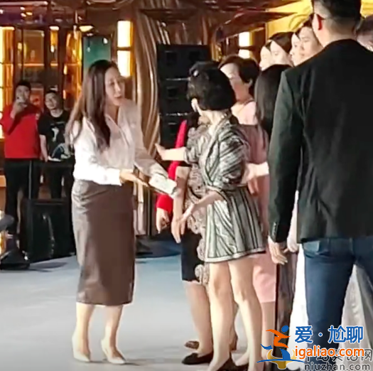何超琼孟晚舟同台互让C位 网友大赞好谦虚 路人偷拍激动到手抖