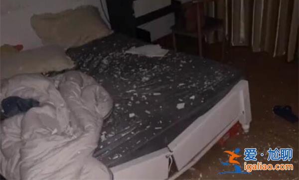 男子租房第一天踩穿地板掉到楼下出租房床上[地板坍塌]？