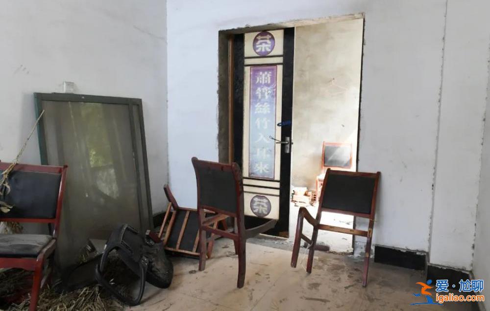 安全出口被卷闸门锁住 且找不到钥匙？