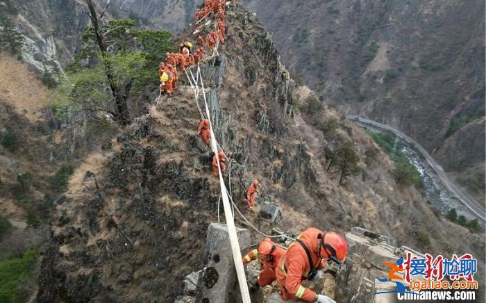 四川稻城县雷击森林火灾扑救进行中 火场地形复杂多为断崖？