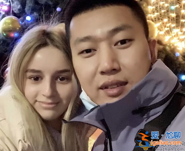 陆毅鲍蕾现身网红婚礼献唱 穿一身黑网友怒批不吉利 现场曝光格格不入