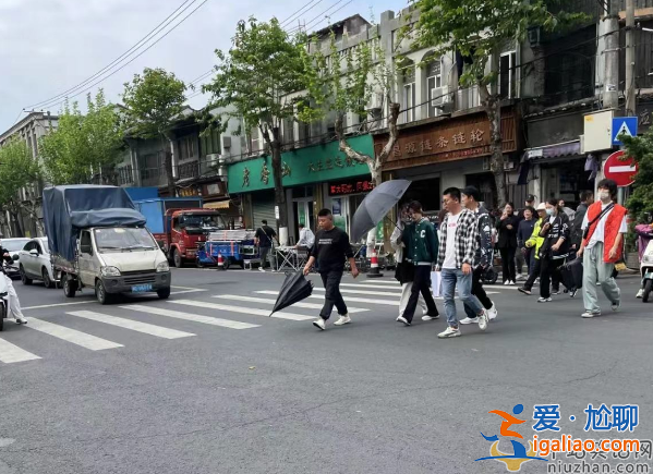 李小冉近况曝光!过马路黑伞保护车让道 网友直呼耍大牌