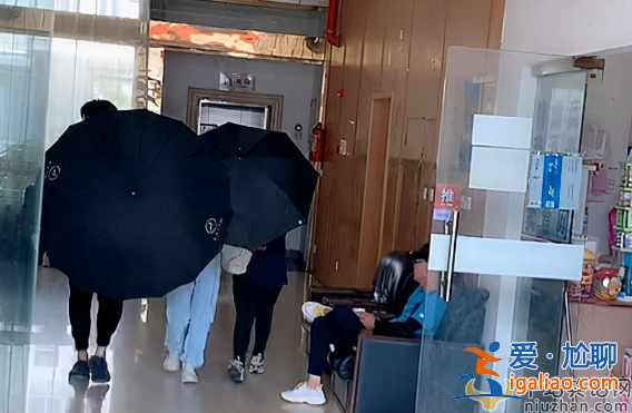 李小冉近况曝光!过马路黑伞保护车让道 网友直呼耍大牌