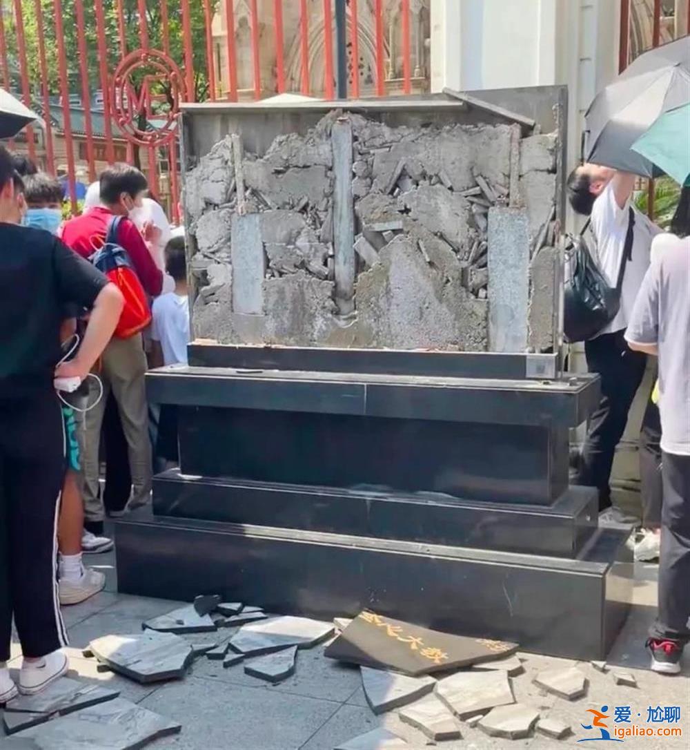 孩子爬到碑上拍照后跳下所致？