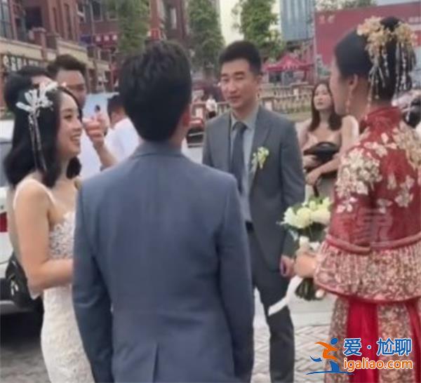 重庆两个新娘结婚互换手捧花发现是高中同学？