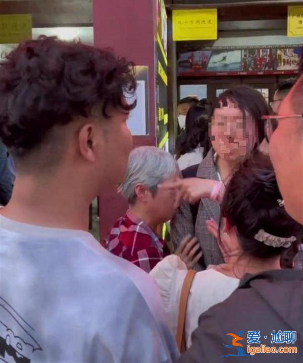 疑似“婆孙插队”被做成卡通车贴 当事人发帖称网络暴力比情绪失控更可怕？