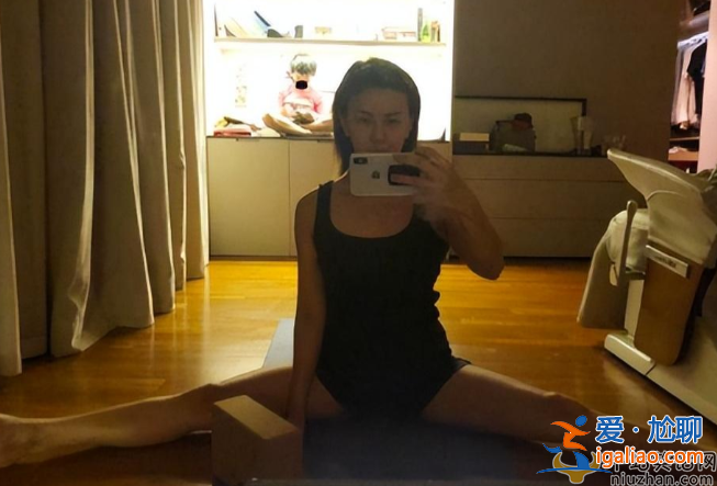 孙燕姿近况曝光!被网友偶遇素颜出镜 大长腿坐姿豪放引热议