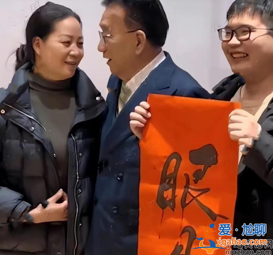 76岁侯耀华近照曝光惹争议!和女粉丝贴身合影眉目传情 网友老不正经