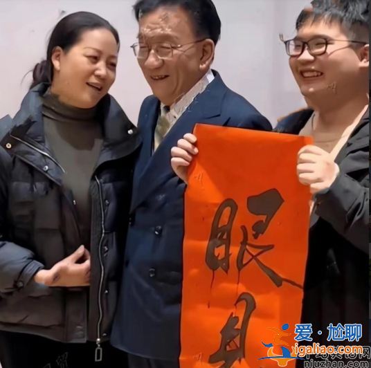76岁侯耀华近照曝光惹争议!和女粉丝贴身合影眉目传情 网友老不正经