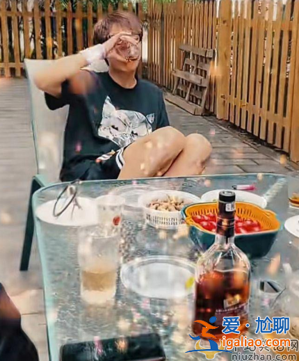张丹峰官宣离婚后首露面!喝酒烤全羊心情大好 网友质疑离婚了吗