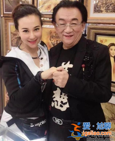 76岁侯耀华近照曝光惹争议!和女粉丝贴身合影眉目传情 网友老不正经